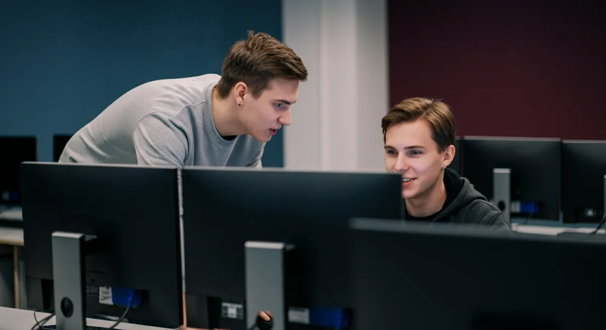 Studentka informatyki wpatrzona w kod wygenerowany przez sztuczną inteligencję